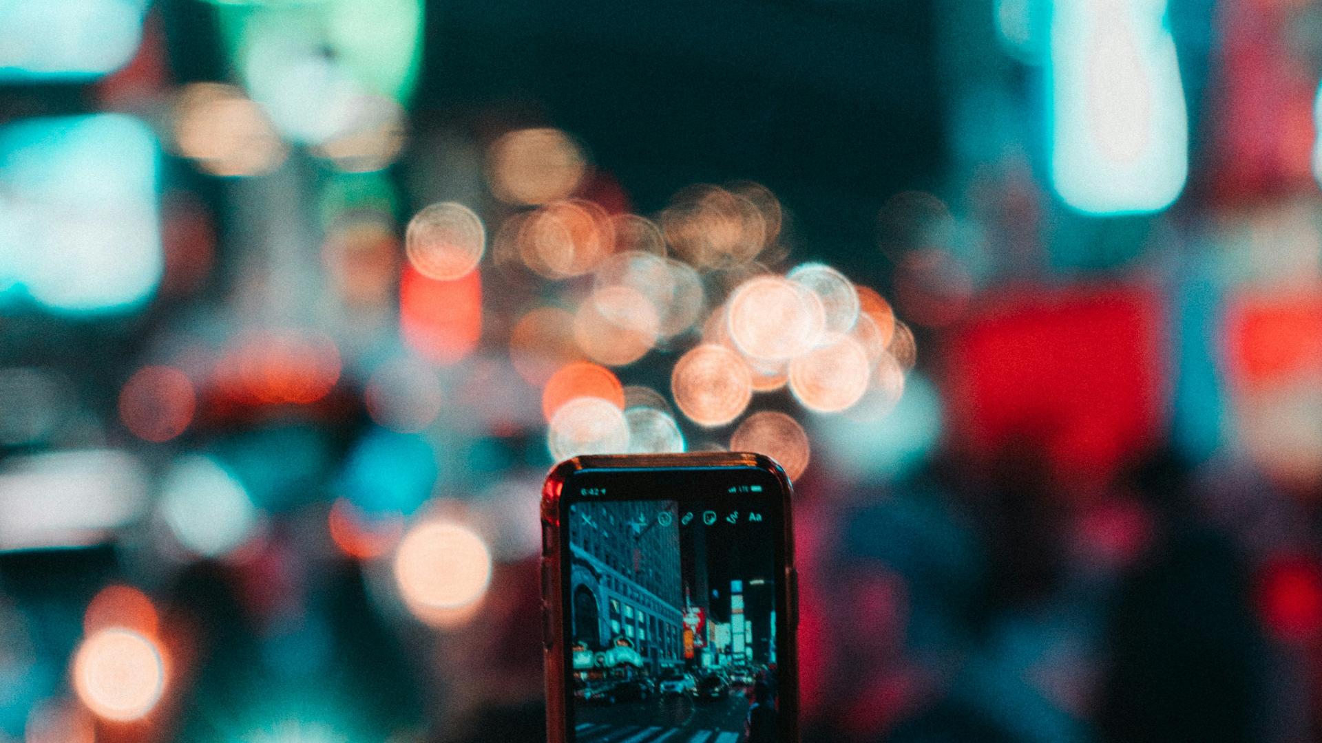 blurred stadsbeeld en telefoon