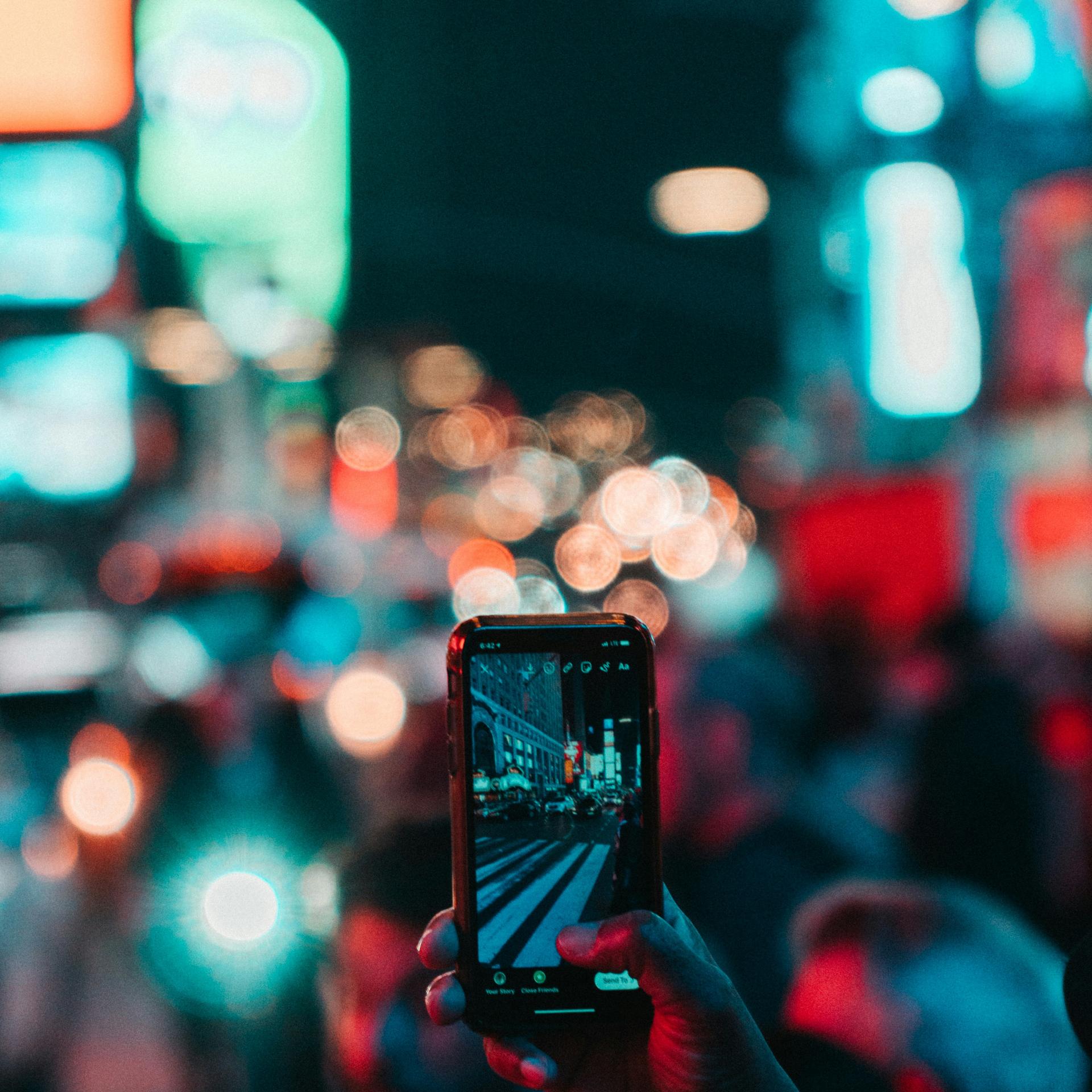blurred stadsbeeld en telefoon